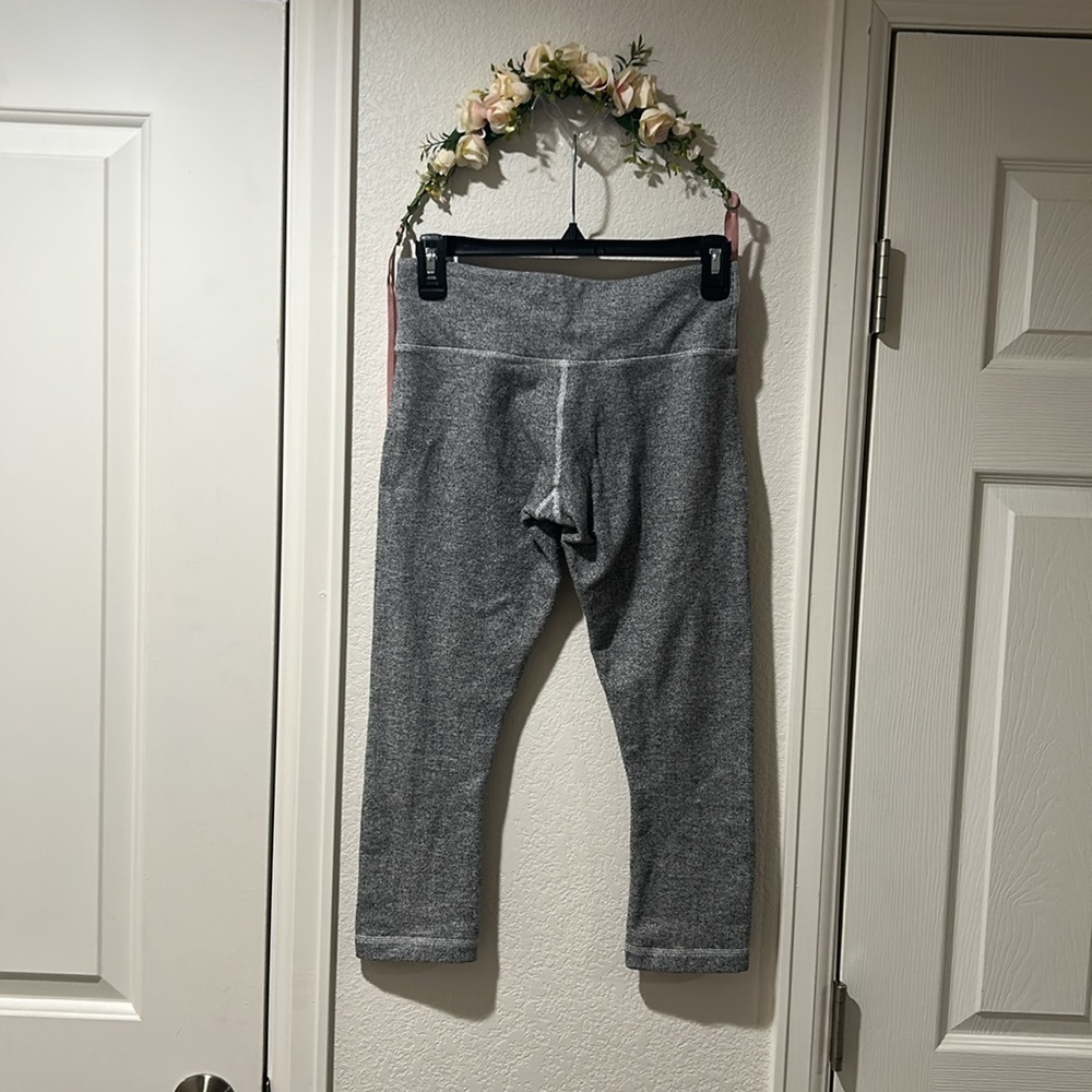 Lululemon Wunder Under Crop - Picture 5 of 7
